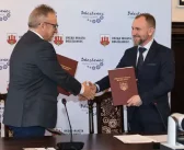 Prezydent Piotr Roman podpisał umowę na modernizację stadionu miejskiego za 24 miliony zł
