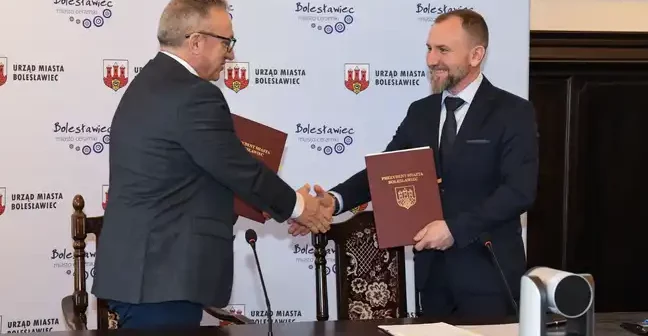 Prezydent Piotr Roman podpisał umowę na modernizację stadionu miejskiego za 24 miliony zł